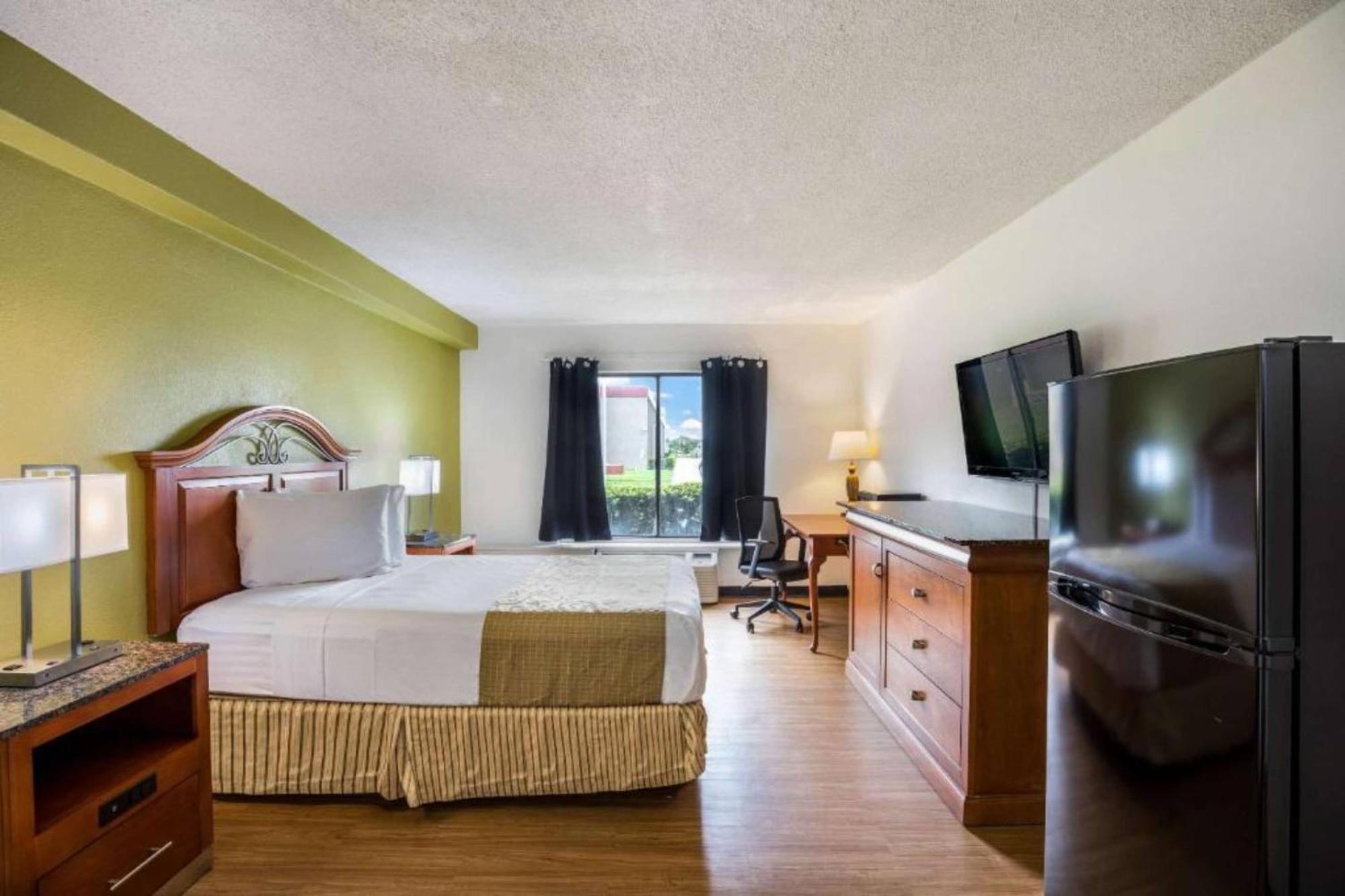 Oyo Hotel Orlando Airport Exterior photo