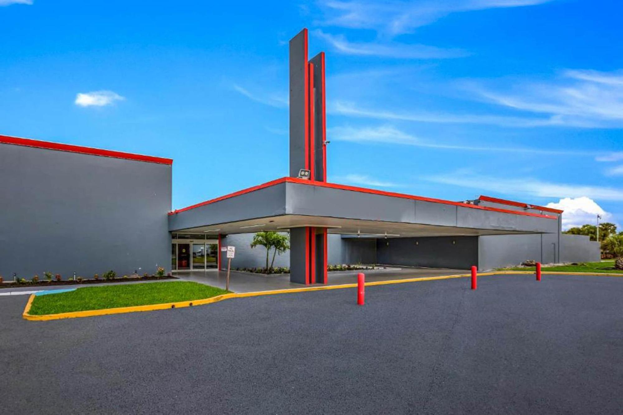 Oyo Hotel Orlando Airport Exterior photo