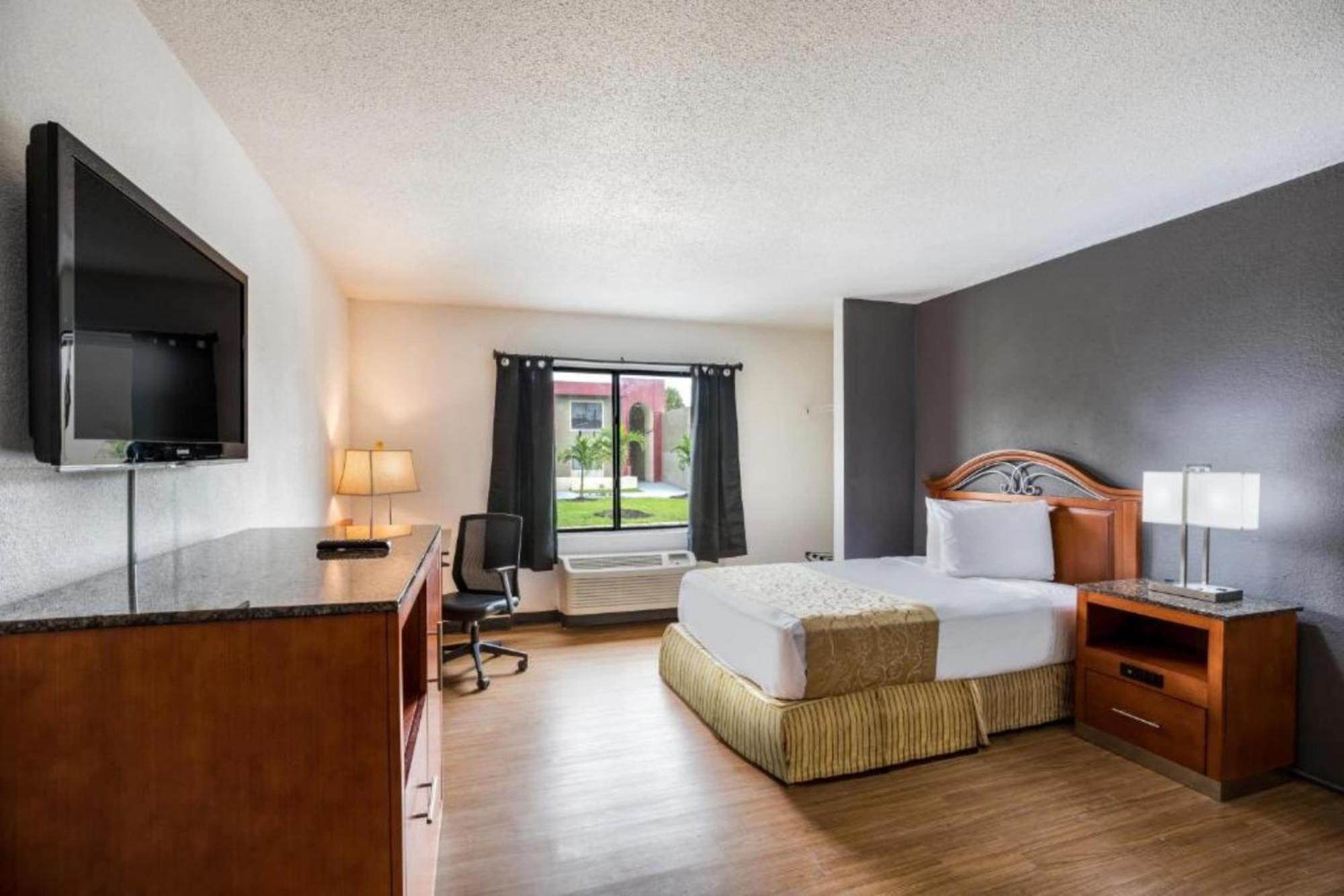 Oyo Hotel Orlando Airport Exterior photo